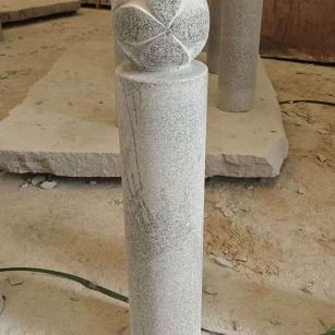 崇左 芝麻白花岗岩石材挡车石柱、停车柱、圆柱挡车柱、方柱挡车柱等