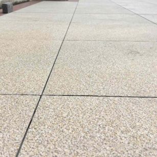 崇左 黄金麻花岗岩石板材荔枝面地面铺装效果