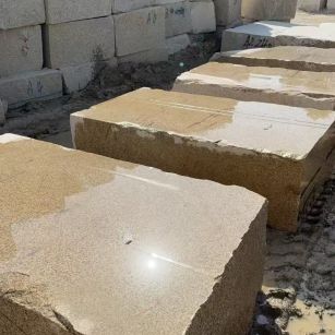 崇左 黄金麻方料堆场洗料分选中，原材料充足