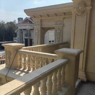 崇左 黄金麻别墅外墙干挂雕花配合阳台栏杆花瓶柱