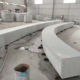 崇左芝麻白花岗岩石板材 园林光面弧形坐凳