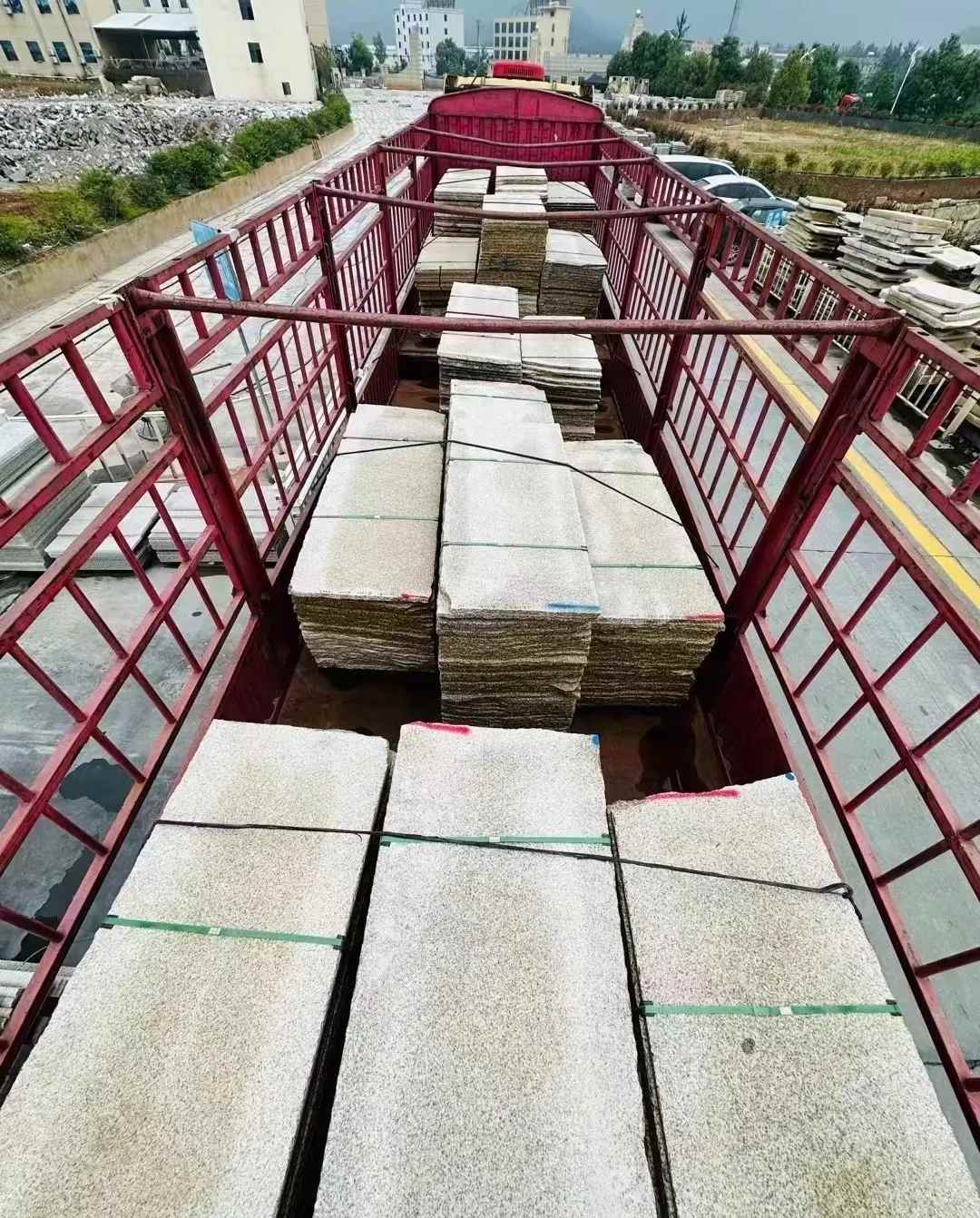 崇左 黄金麻花岗岩荔枝面，光面毛板装车完成