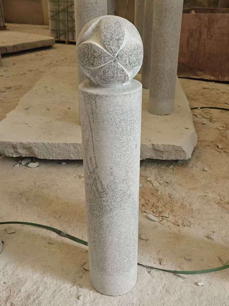 崇左 芝麻白花岗岩石材挡车石柱、停车柱、圆柱挡车柱、方柱挡车柱等