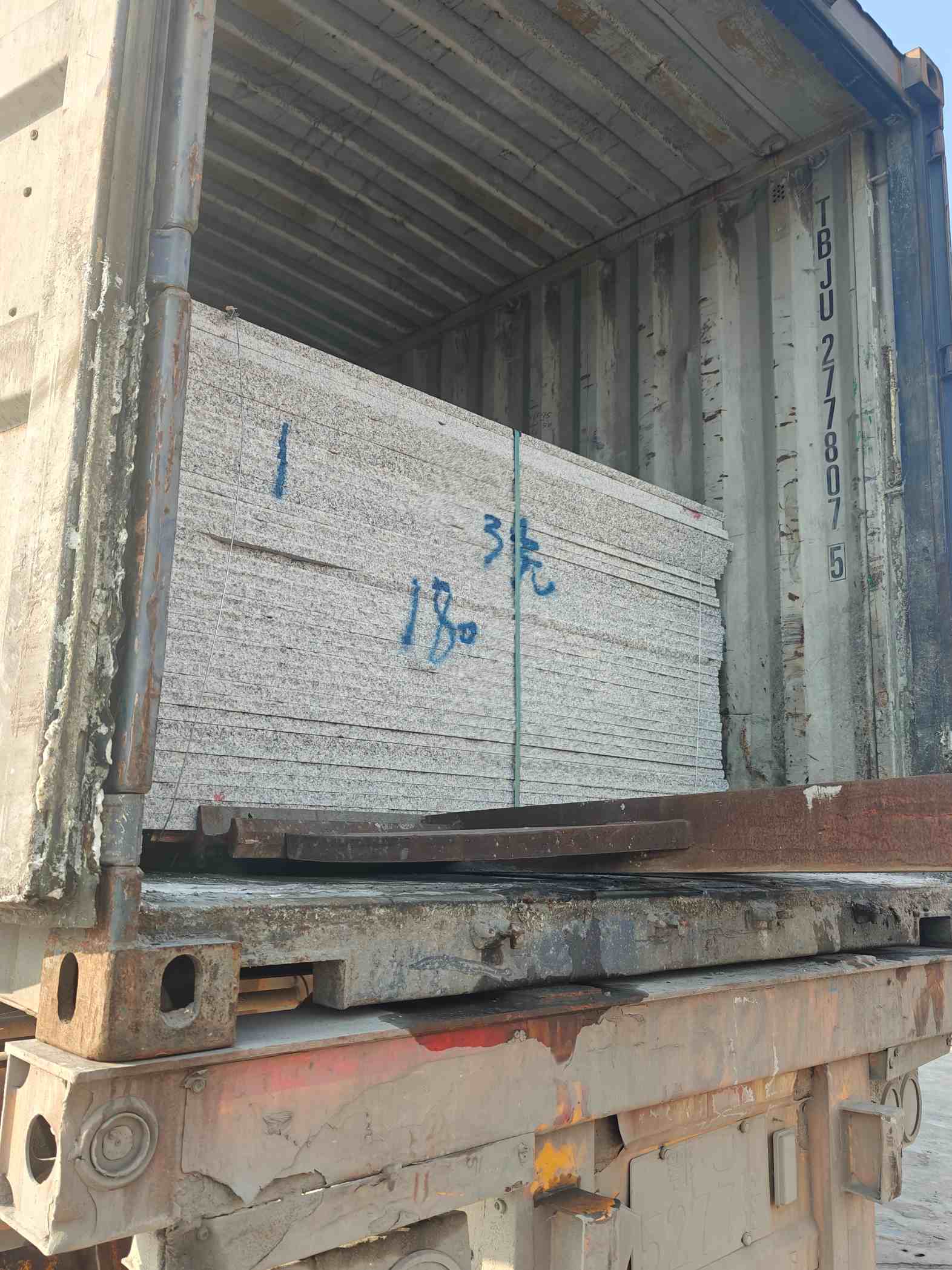 崇左 芝麻白花岗岩石材3.0公分光面毛板装柜出货