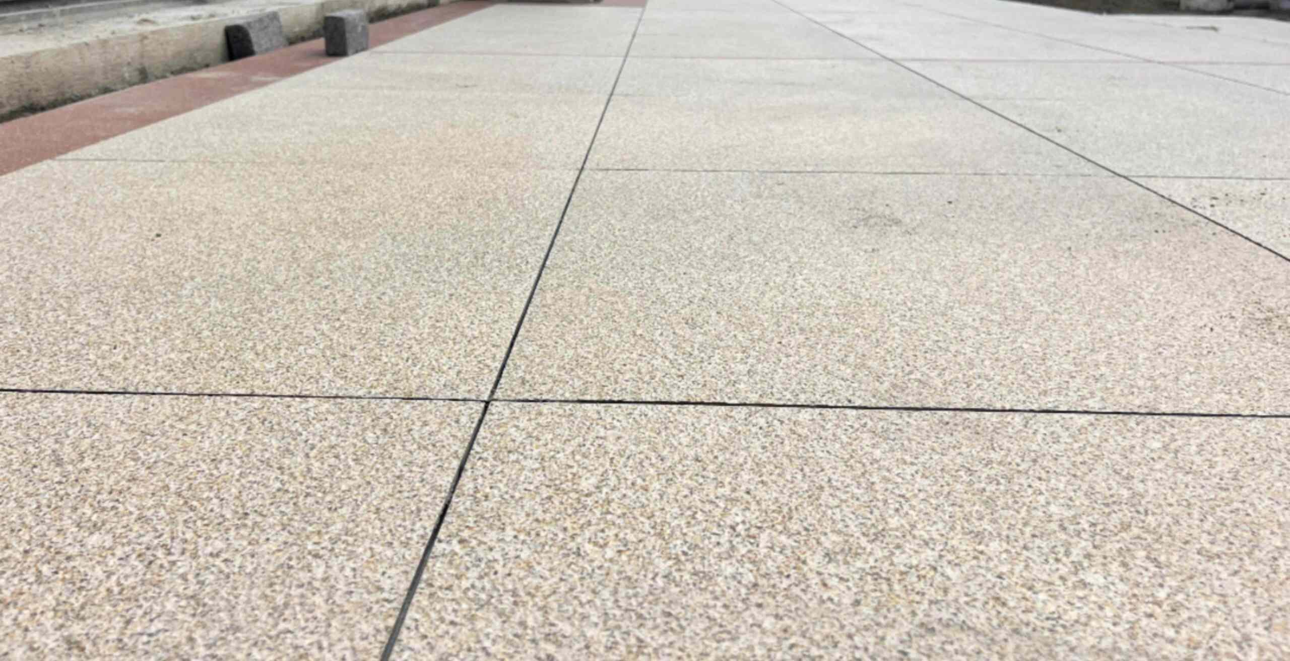 崇左 黄金麻花岗岩石板材荔枝面地面铺装效果