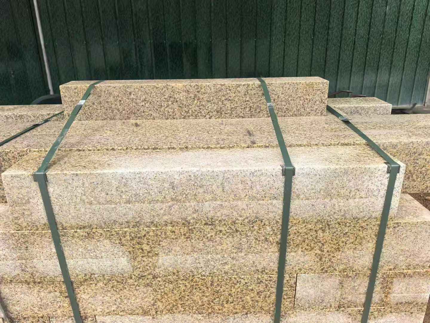 崇左 黄金麻花岗岩石材机切面栏杆料半成品