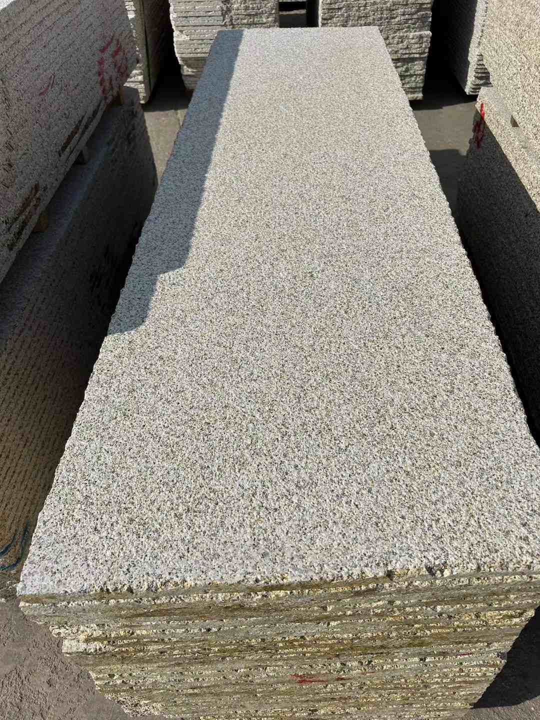 崇左 黄金麻花岗岩荔枝面毛板，半成品