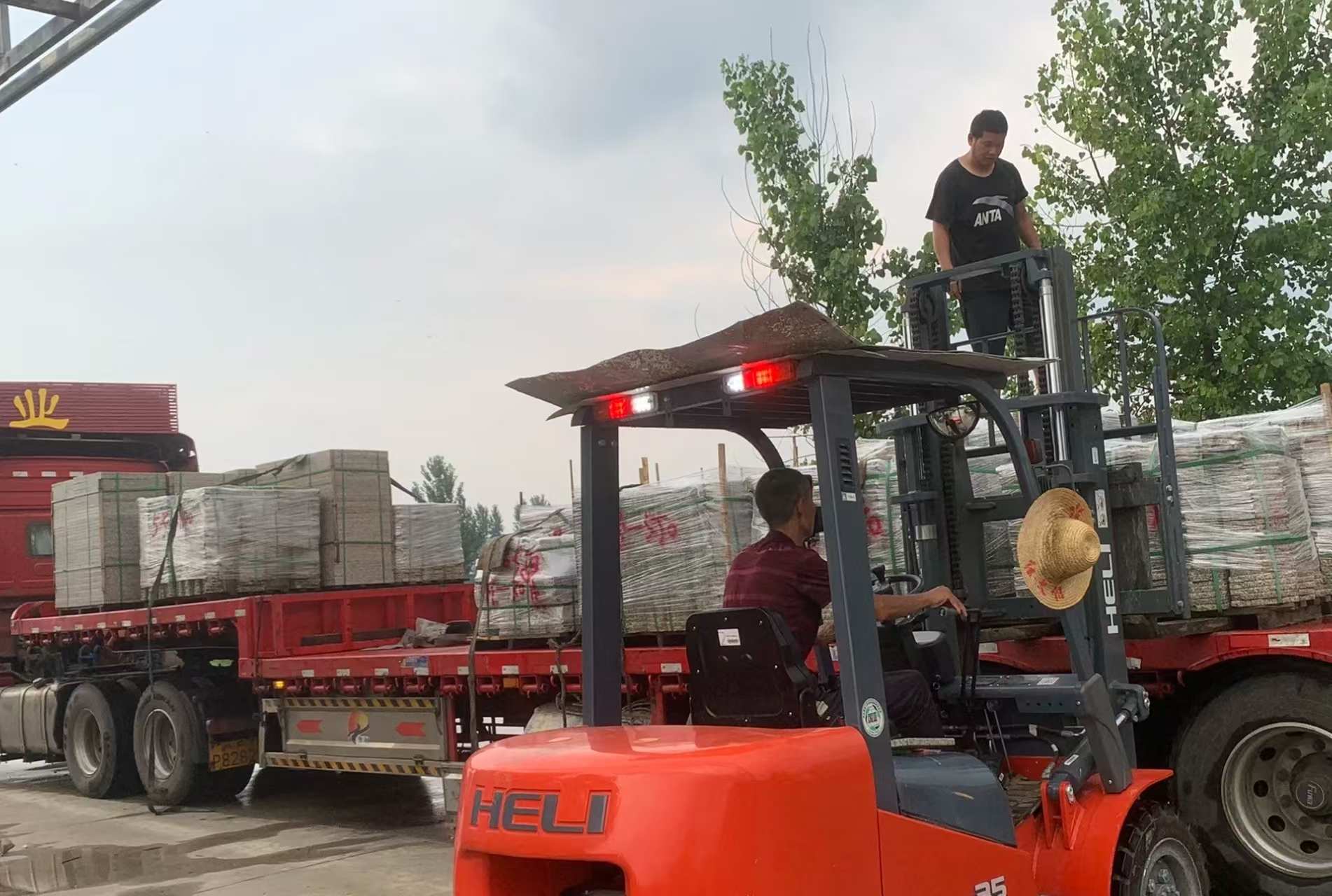 崇左 黄金麻冰裂纹，地铺石装车