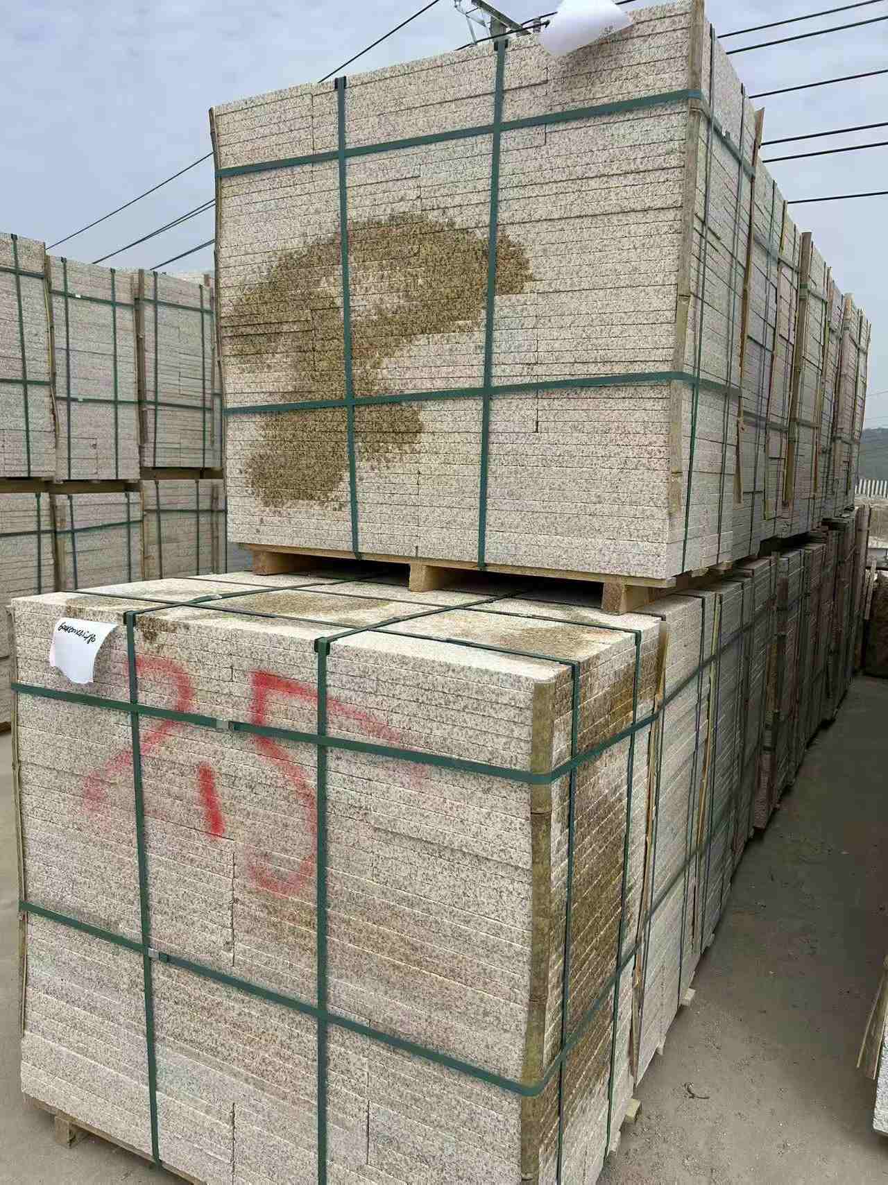 崇左 黄金麻花岗岩石材荔枝面地铺石2.5*300*600