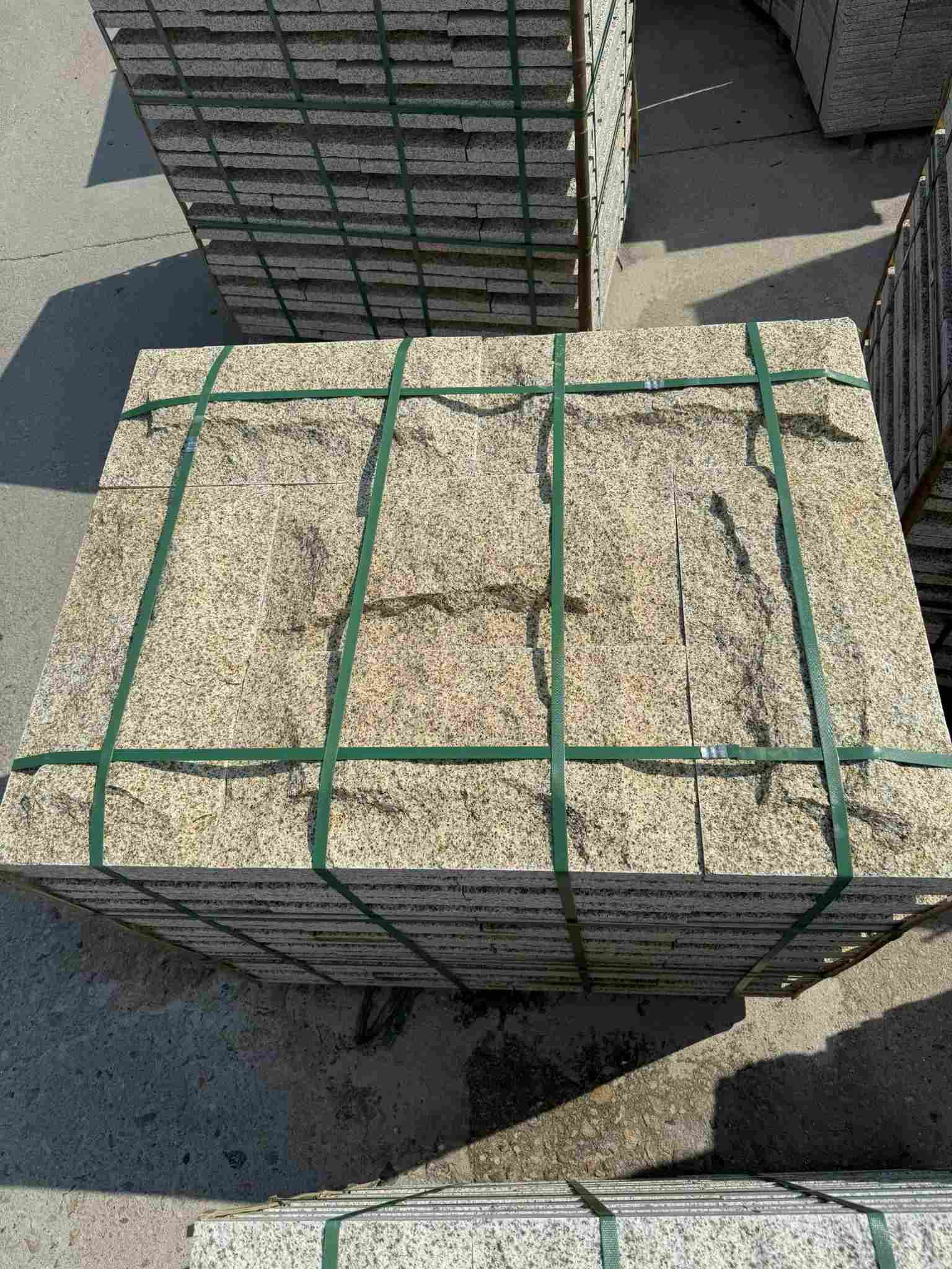 崇左 黄金麻花岗岩石材自然面蘑菇石成品