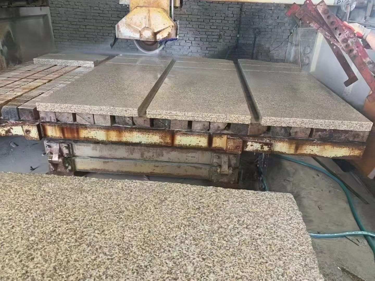 崇左 黄金麻荔枝面成品板加工