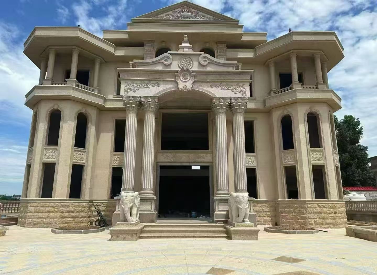 崇左 黄金麻别墅外墙干挂，大柱，大象，蘑菇石，雕花板