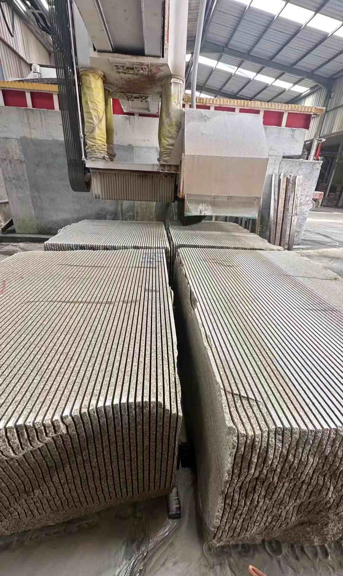 崇左 车间生产日常，黄金麻白麻花岗岩