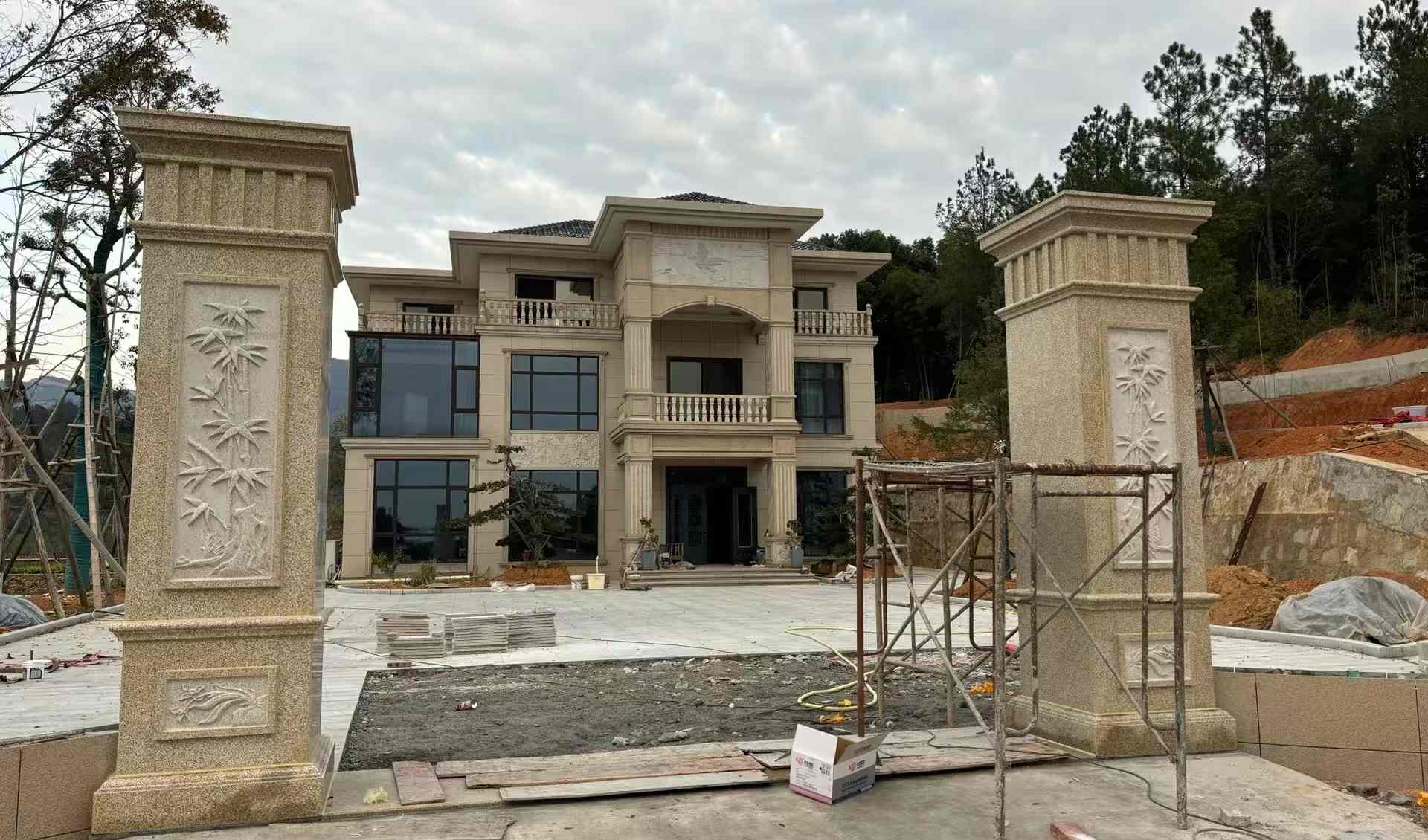 崇左 黄金麻花岗岩别墅雕花外墙干挂配上门口雕花罗马柱