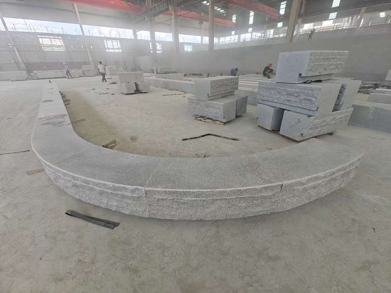 崇左 芝麻白异形坐凳，自然面光面弧形加工