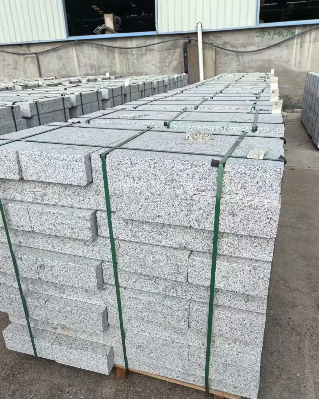 崇左 白麻花岗岩路沿石，弧形路沿石，道牙石，马路牙子，界石，路缘石，平沿石，直岩石，平缘石等