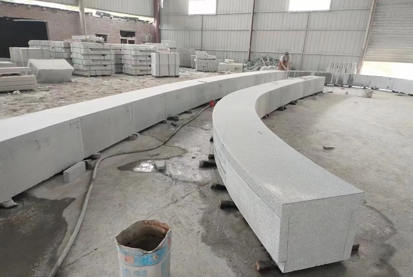 崇左芝麻白花岗岩石板材 园林光面弧形坐凳