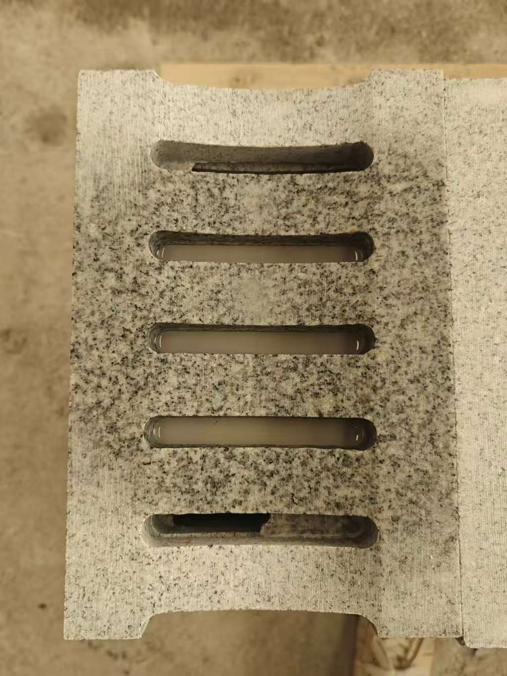 崇左 芝麻白拉丝面花岗岩U型开槽排水槽