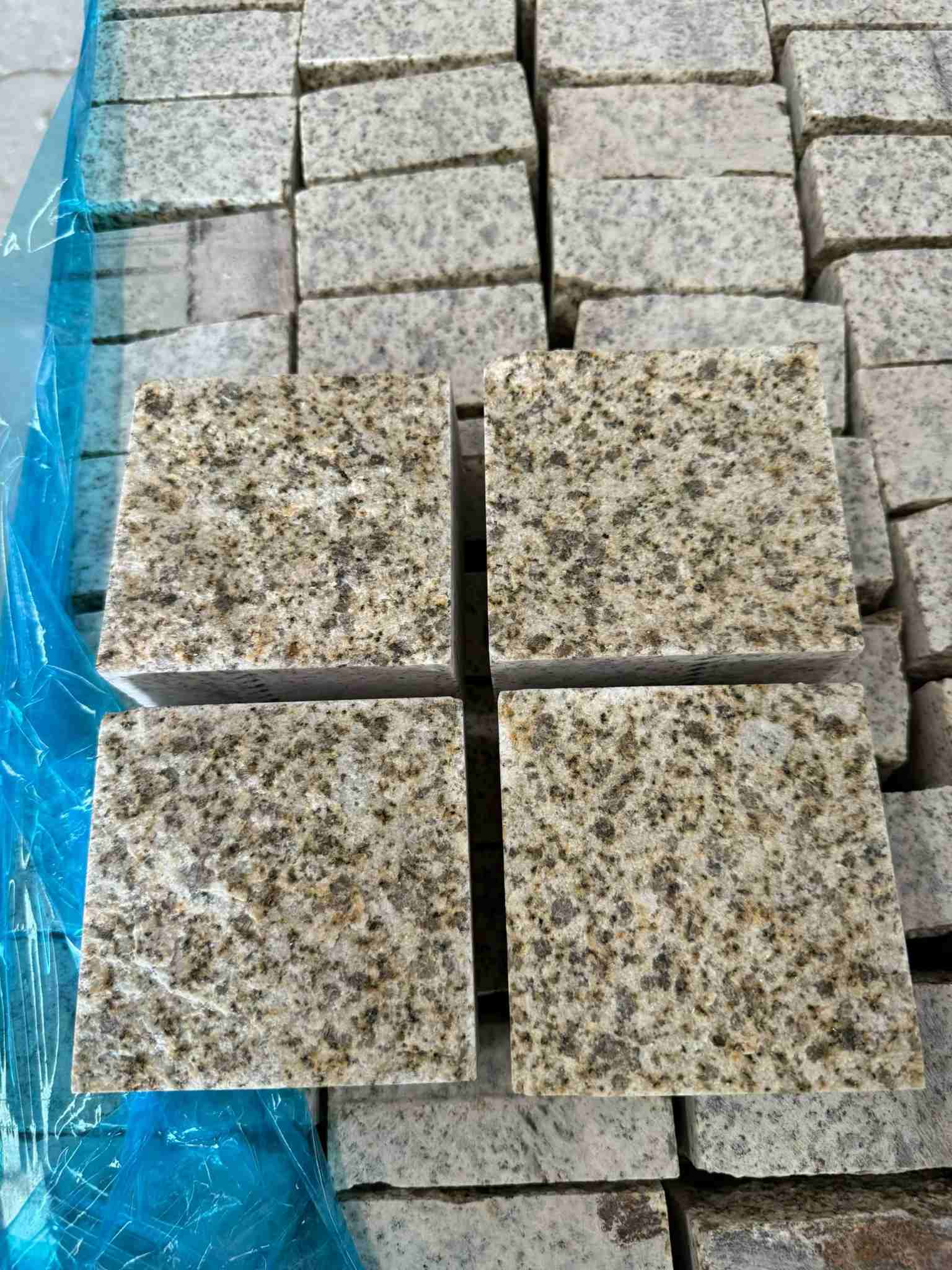 崇左 黄金麻花岗岩自然面小方块，弹石，马蹄石等