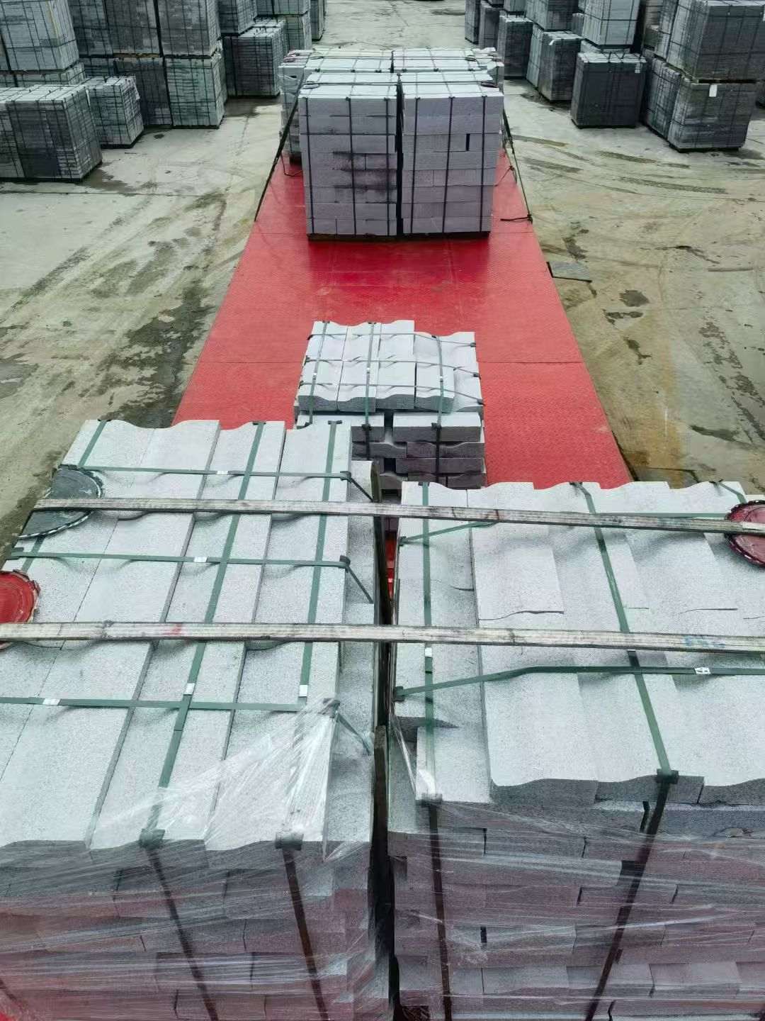 崇左 芝麻白仿形加直形路沿石出货日常