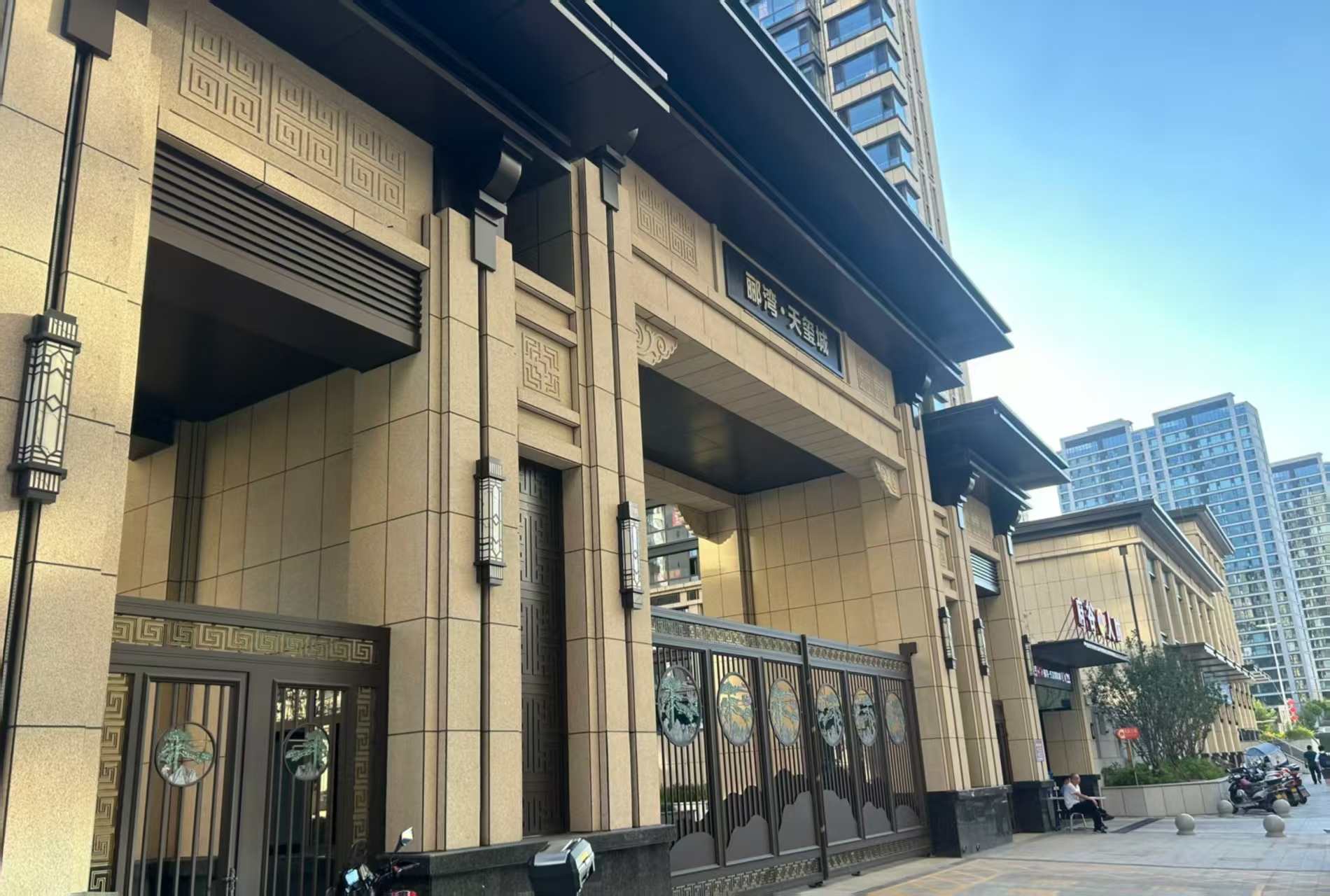 崇左 黄金麻花岗岩荔枝面小区门楼外墙干挂