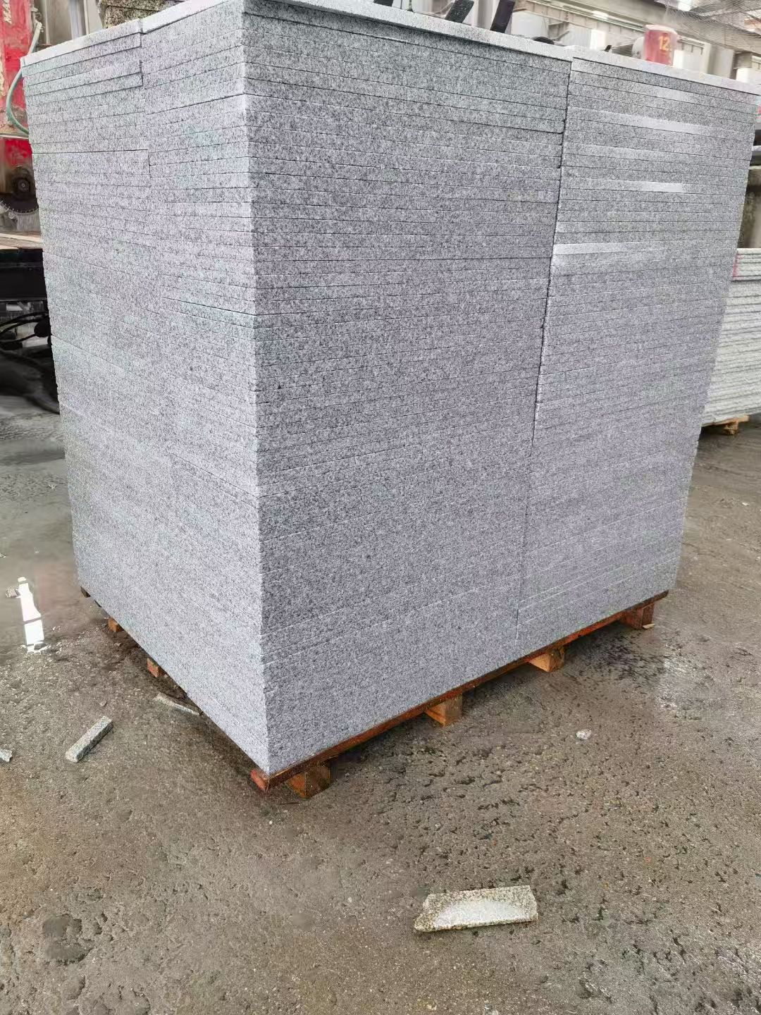 崇左 芝麻白火烧面1.8厚300*600地铺石，尺寸标准，厚薄均匀