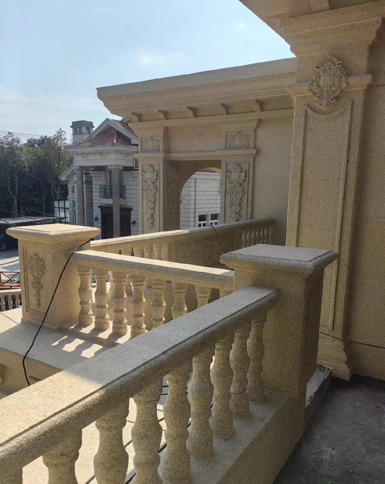 崇左 黄金麻别墅外墙干挂雕花配合阳台栏杆花瓶柱