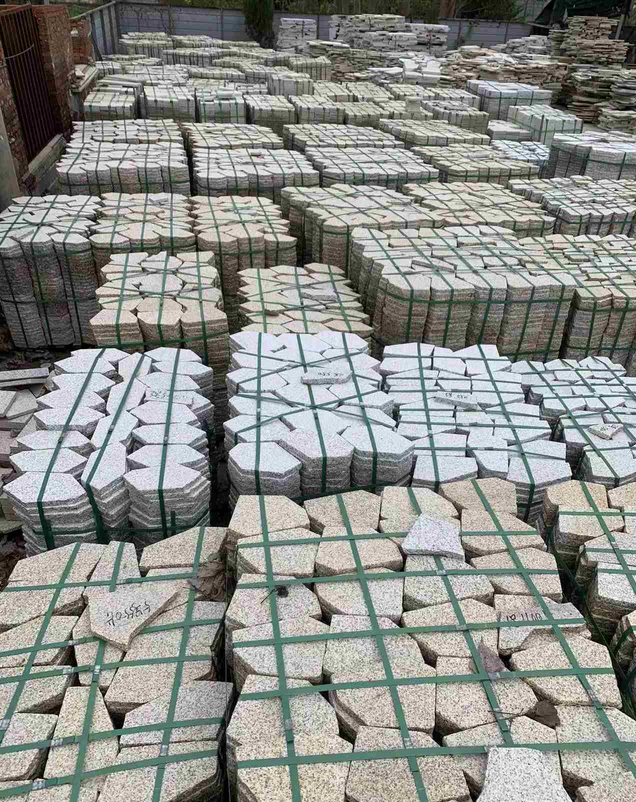 崇左 黄金麻白麻花岗岩荔枝面地铺石(冰裂纹)