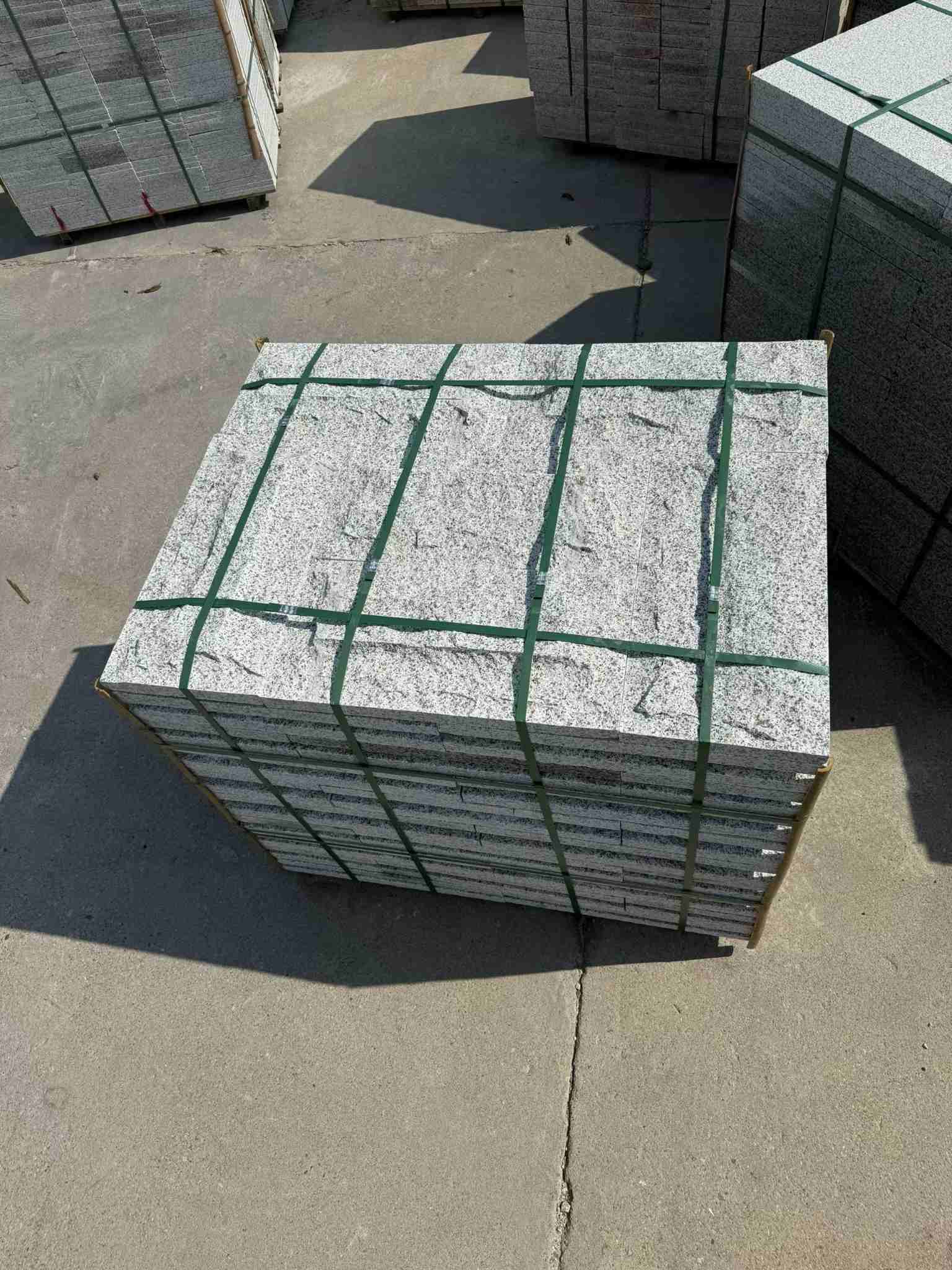 崇左 白麻花岗岩石材自然面蘑菇石成品