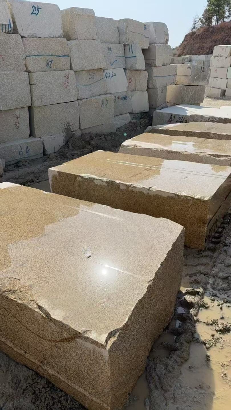 崇左 黄金麻方料堆场洗料分选中，原材料充足