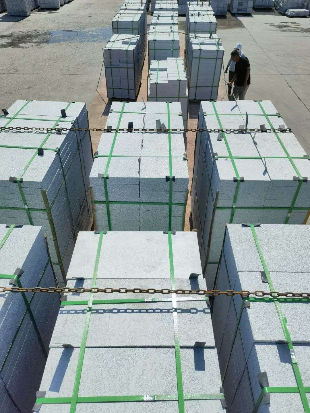 崇左 芝麻白花岗岩5公分地铺石 花岗岩厂家工厂装车日常